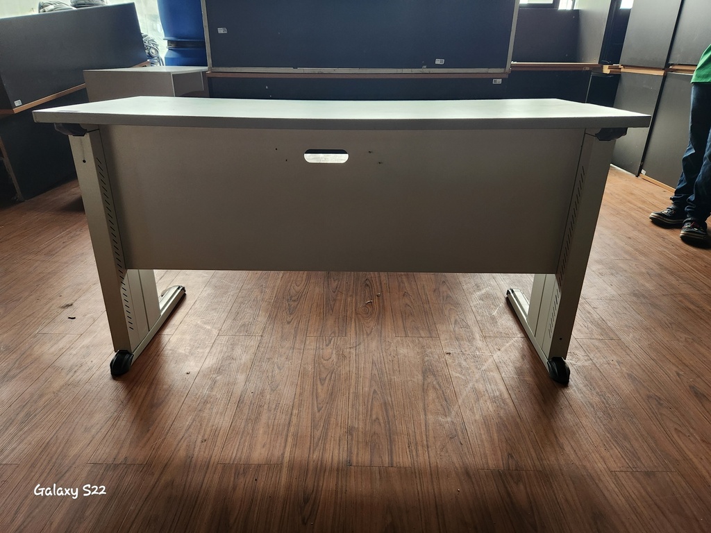 PM00442 - OFFICE TABLE (METAL)
