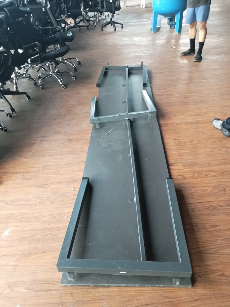 PM00479 - METAL TABLE